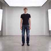 Washed Straight Stacked Jeans W35/L34 – am Model, vorne, mit Boots